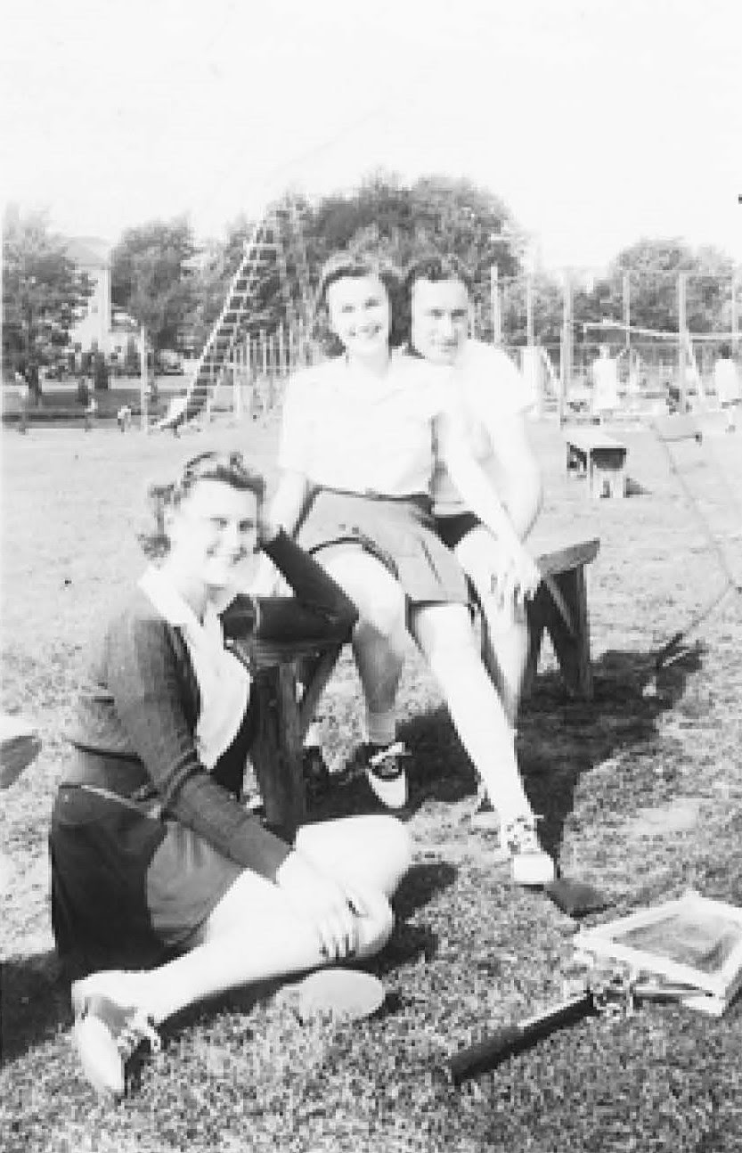 Paterson NJ Lila Berman Walton, Thelma Aronowitz Peres, Laurels Country Club Resort, Catskills, 1944