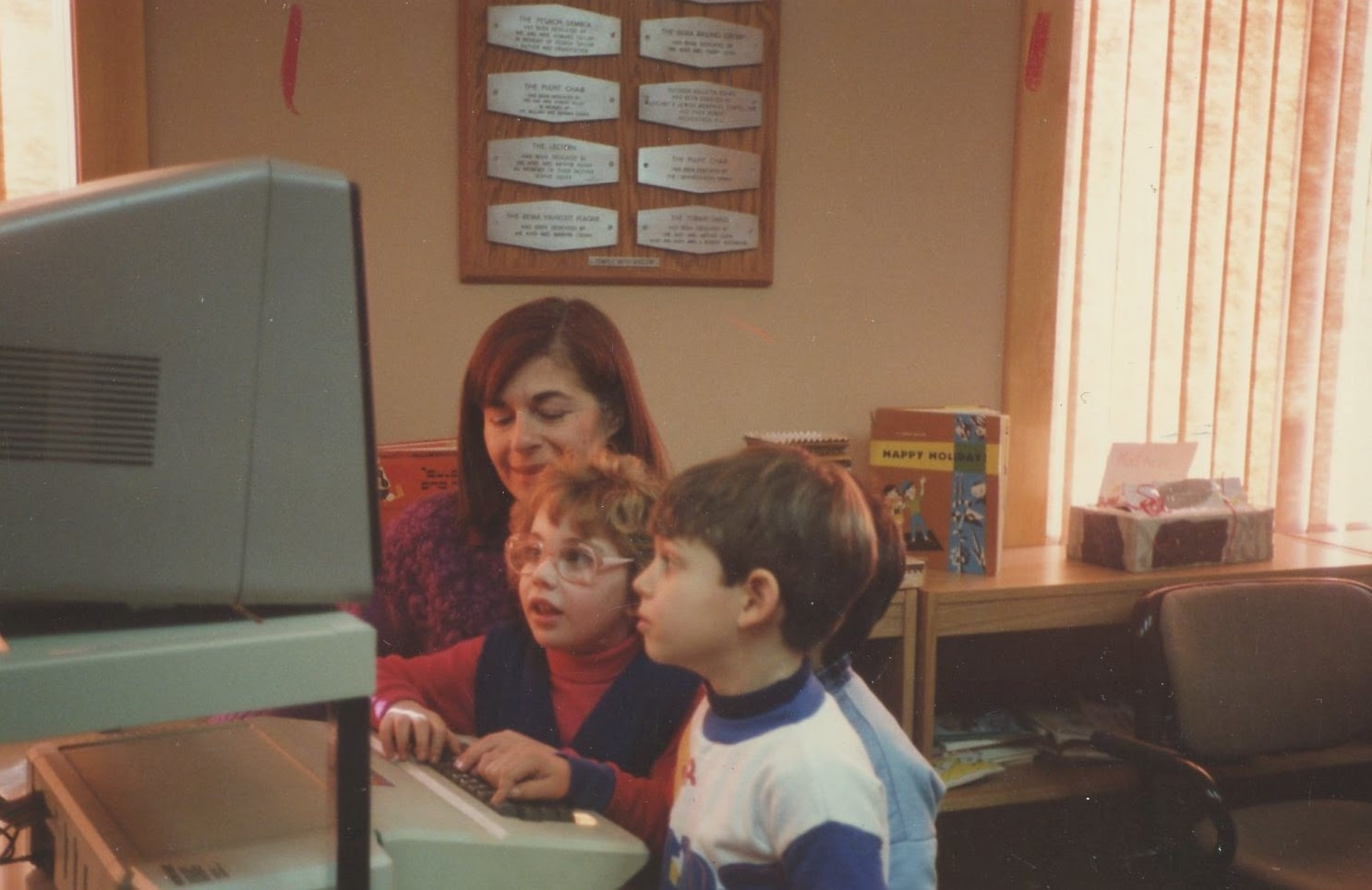 Temple Beth Rishon, young children on computer, Wyckoff NJ