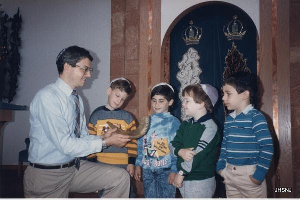 children learning about the shofar