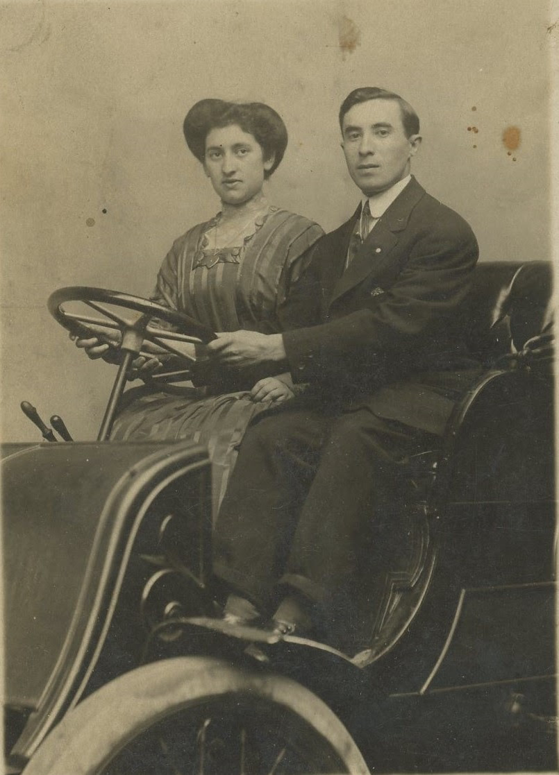 Passaic New Jersey, well-dressed couple in early automobile, horseless carriage, David & Elsie Rosenbaum collection