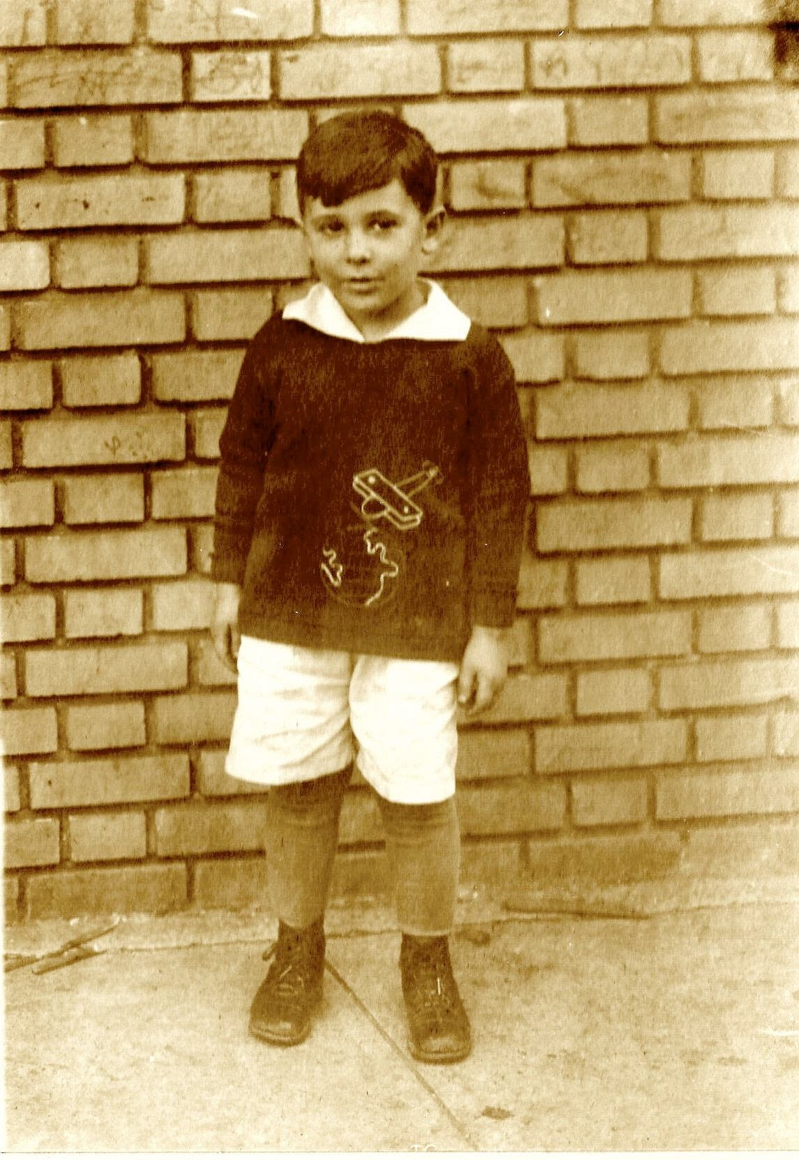 Ira Kaplan in short pants